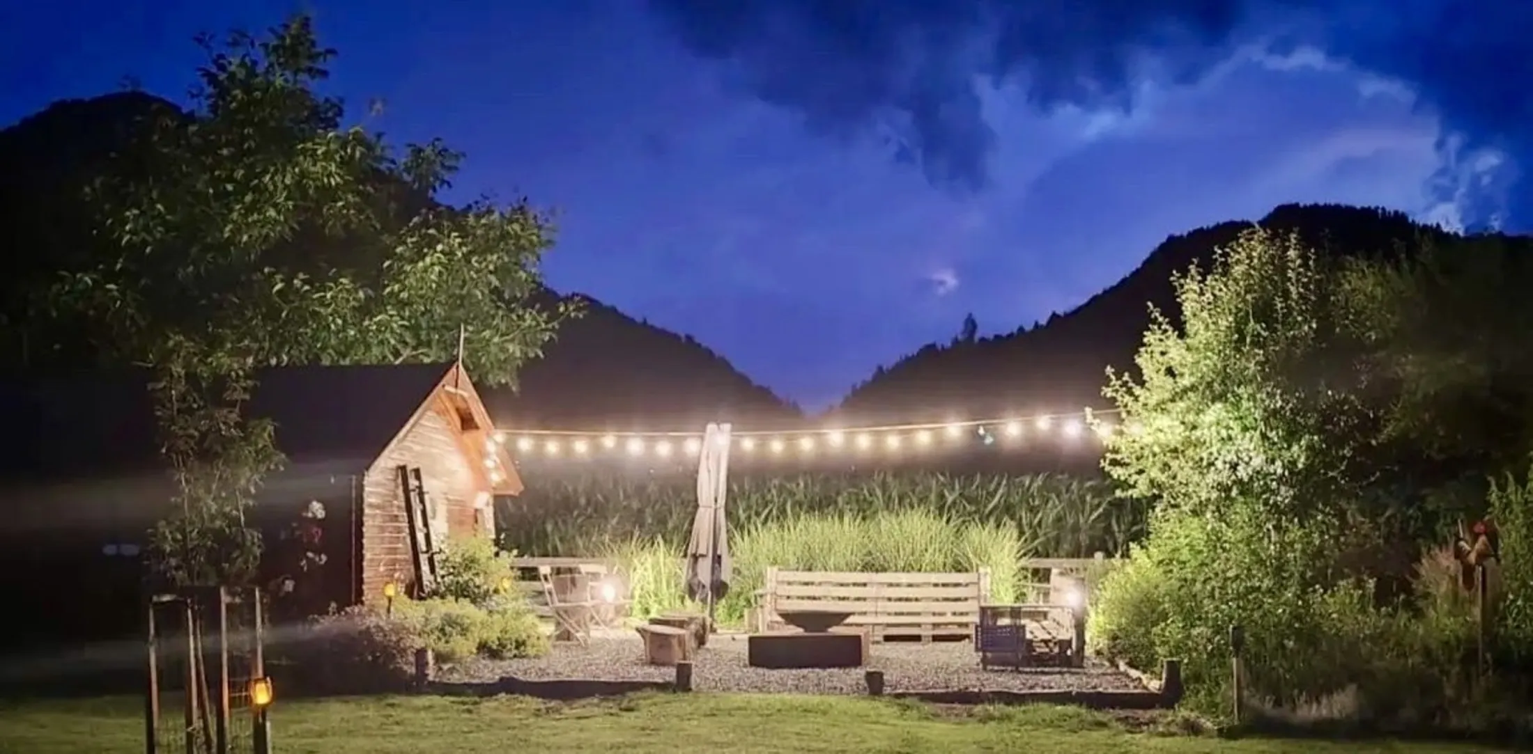 Berghaus-tuin bij avond